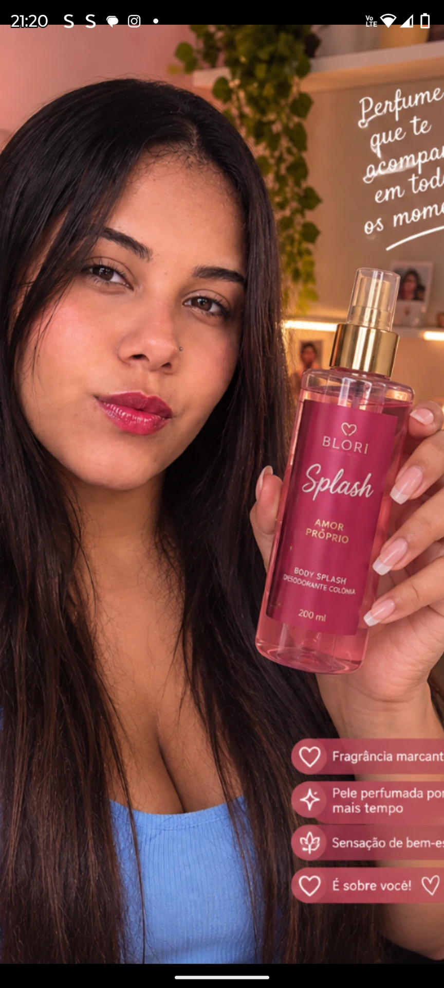 Maria Aparecida segurando o body splash Blori Splash